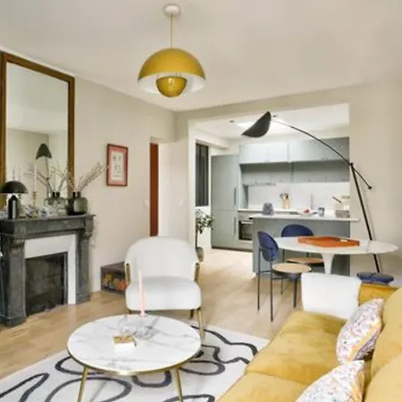 Apartment Charming Nest In Paris